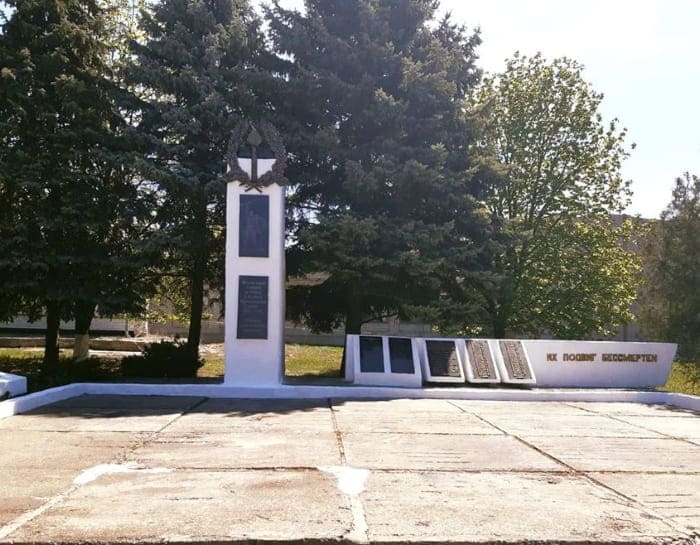 памятник в Слободском