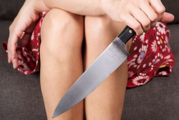 женщина нож