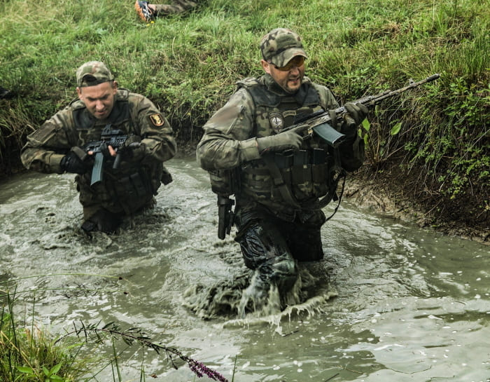 бойцы ВСУ идут по реке